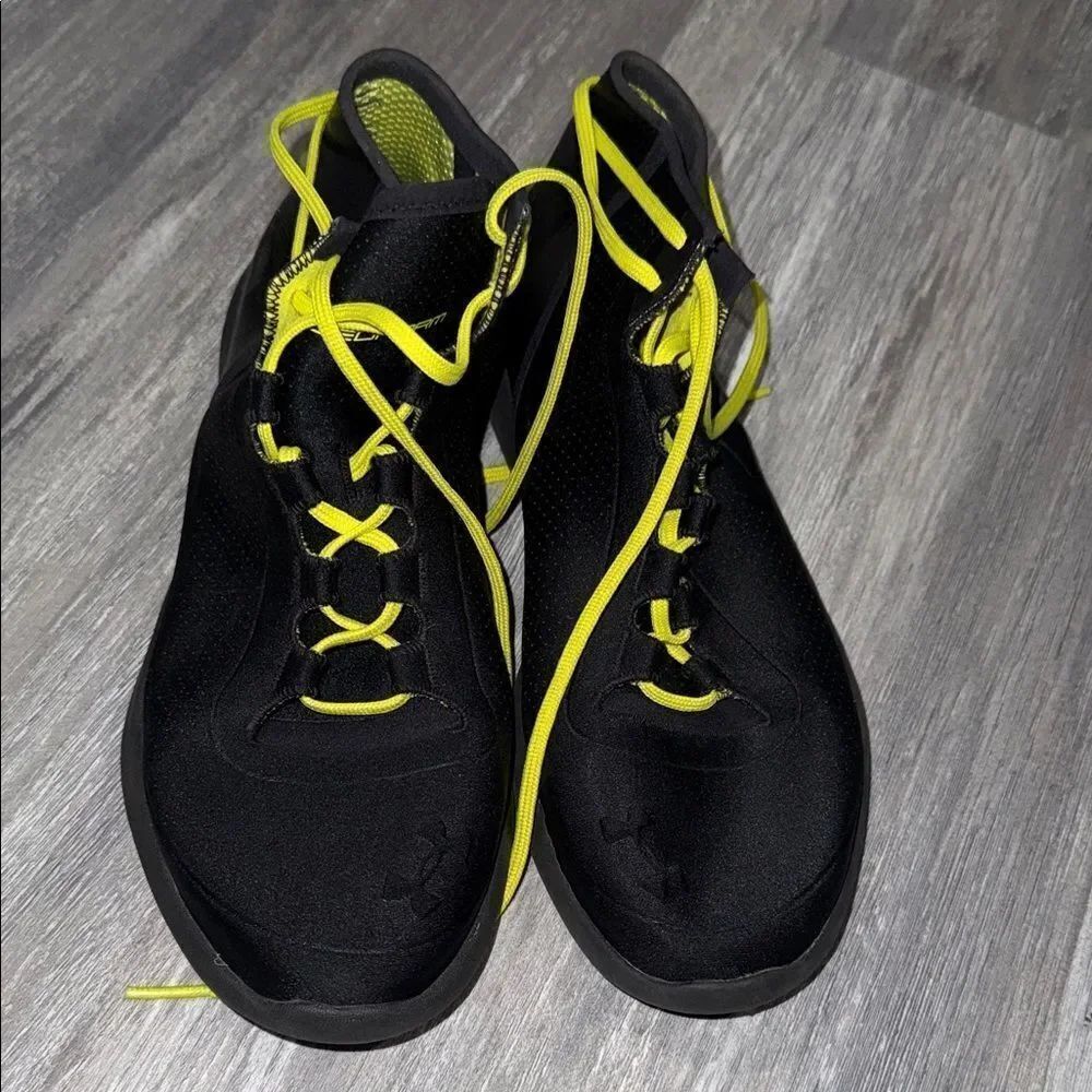 UNDER ARMOR UNISEX Black and Yellow Athletic Shoes